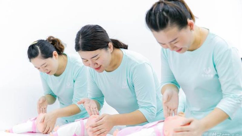 虽然价格是选择育婴师培训的一个重要因素，但并非唯一。学员还需关注以下方面：